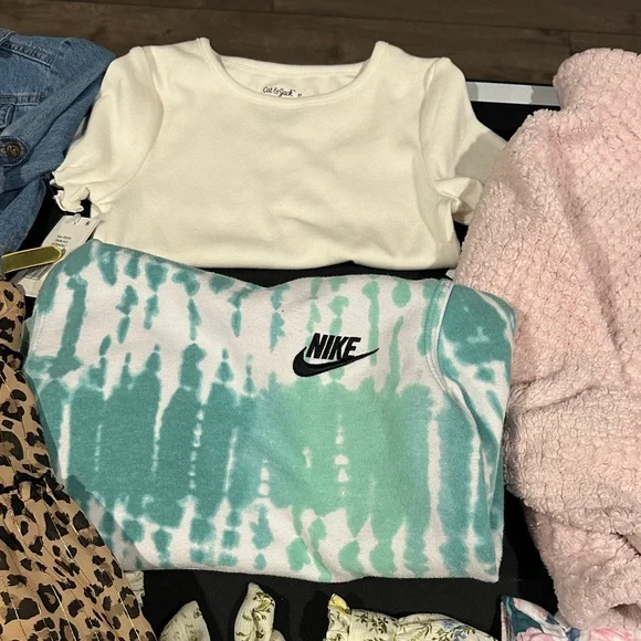 NWT/GUC Girls 3T thru 5/6 clothing bundle 17 piece bundle - Picture 11 of 14